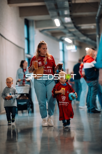 Fans in SG BBM Bietigheim Trikots