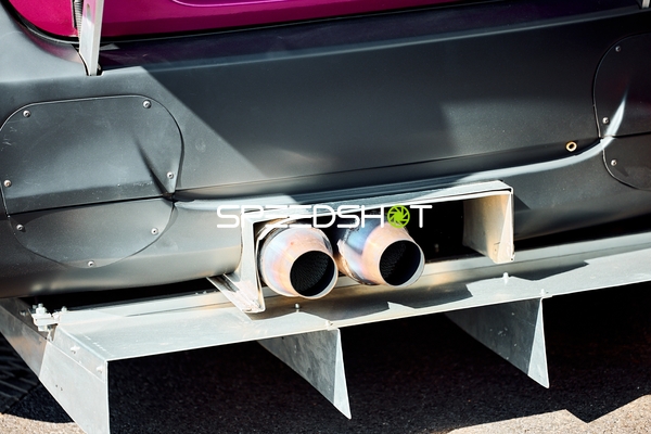 Detaillierter Auspuff eines Rennwagens