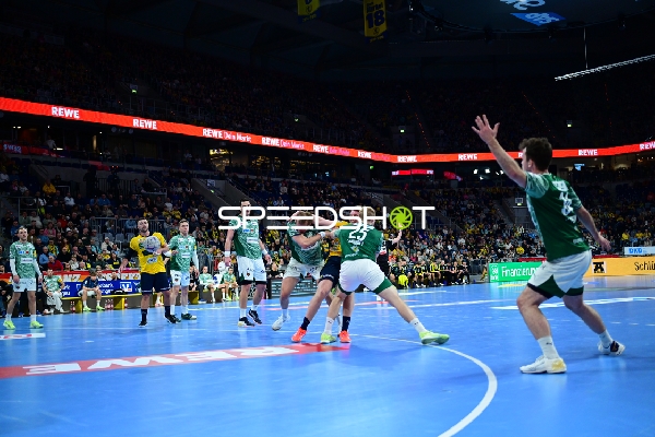 Mijajlo Marsenić (93; Füchse Berlin) im Zweikampf um den Ball