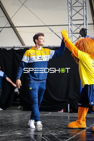 Ein Spieler der Rhein-Neckar Löwen gibt einem Maskottchen einen High-Five.