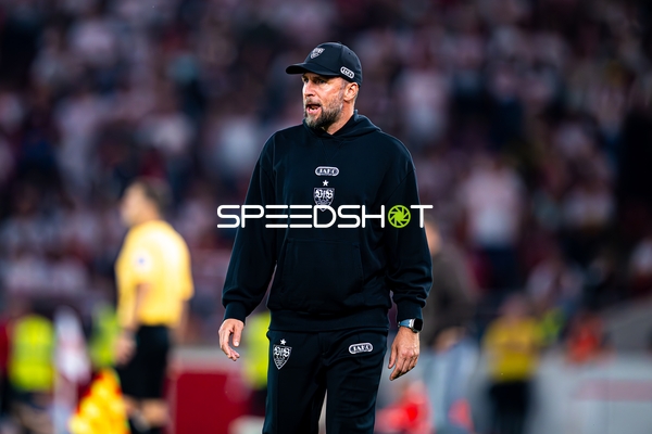 Trainer Sebastian Hoeneß (Trainer; VfB Stuttgart) an der Seitenlinie