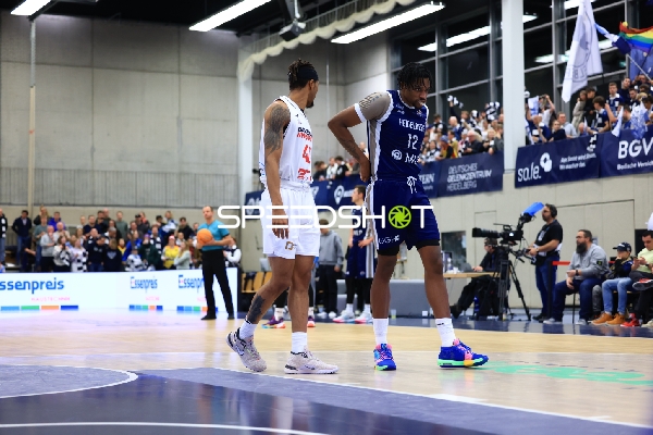 Osun Osunniyi (12; MLP Academics Heidelberg) und 45; Basketball Nymburg auf dem Spielfeld
