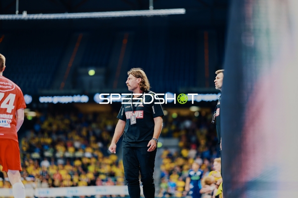 Ein Spieler steht am Spielfeldrand.