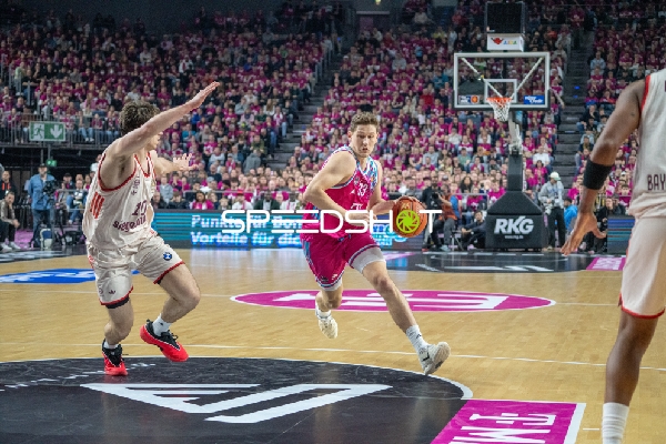 Patrick Heckmann (33; Telekom Baskets Bonn) mit Ball in Aktion
