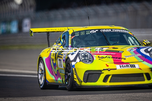 Rennfahrzeug auf der Rennstrecke