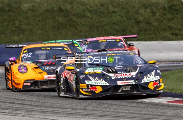 Drei Fahrzeuge auf der Rennstrecke