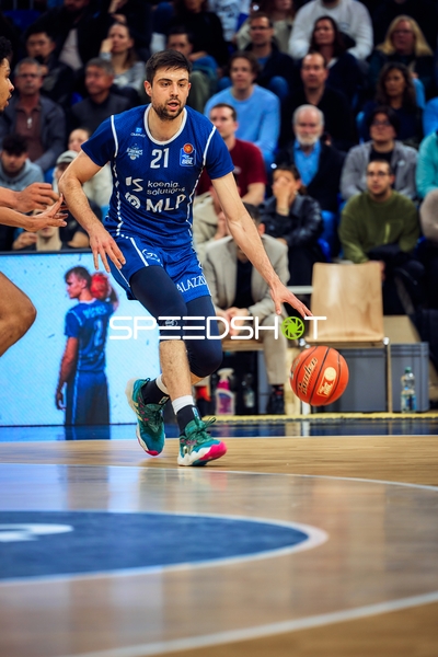 Dribbling Mateo Šerić (21, MLP Academics Heidelberg)