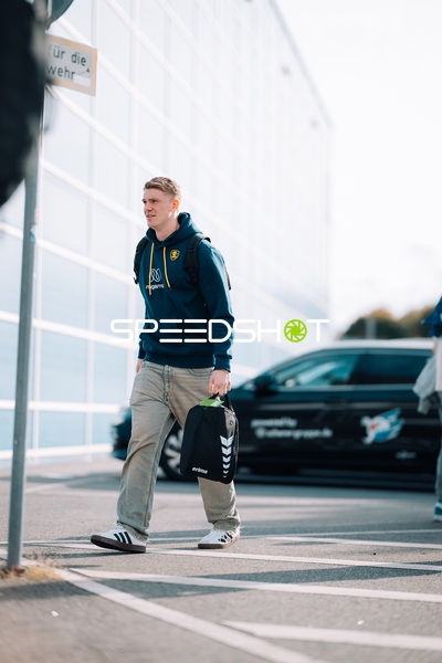 Spieler Haukur Thrastarson (25; Rhein Neckar Löwen) läuft zum Spielort