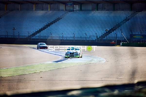 Auto fährt auf der Rennstrecke in Hockenheim