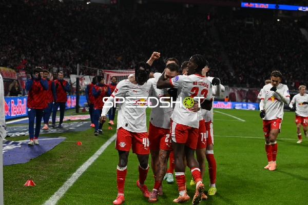 Spieler feiern Torjubel