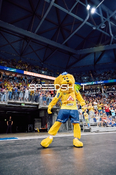 Das Maskottchen von Rhein Neckar Löwen steht auf dem Spielfeld und begrüßt die Zuschauer.