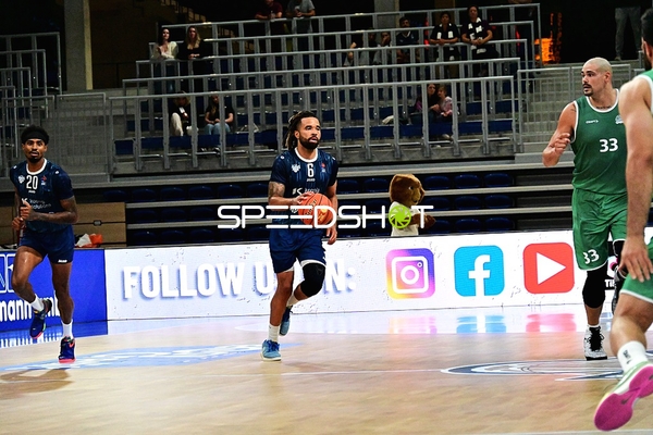 Michael Flowers (6; MLP) dribbelt auf dem Court