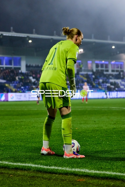 Torwart Laura Dick (1; TSG Hoffenheim Frauen) mit Ball