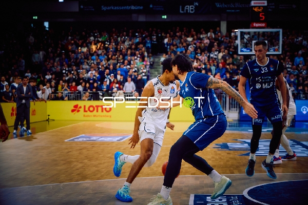 Basketballspieler im Zweikampf