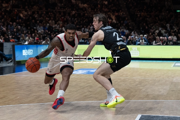 Benjamin Schröder (2; Basketball Löwen Braunschweig) gegen Xavier Rathan-Mayes (4; FC Bayern Basketball) in Aktion