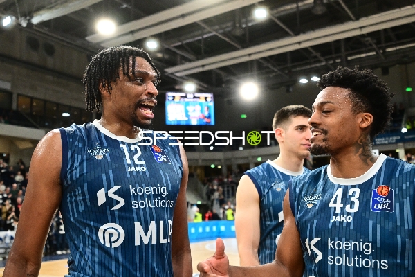 Szene mit Osun Osunniyi (12; MLP Academics Heidelberg), Eric Reed Jr. (43; MLP Academics Heidelberg) und Dusan Neskovic (7; MLP Academics Heidelberg)