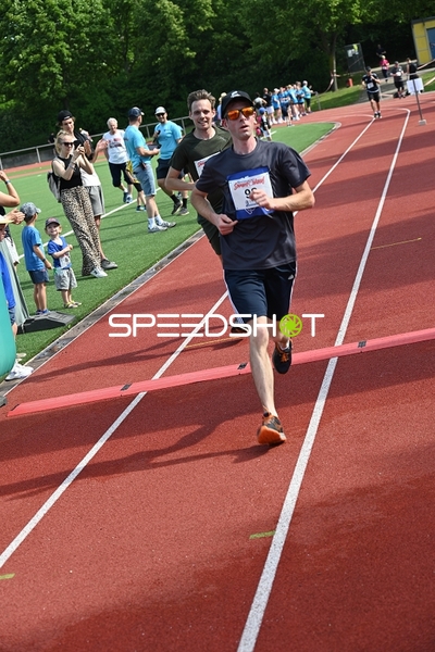 Läufer überquert Ziellinie