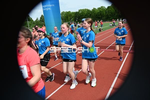 Läuferinnen auf der Bahn