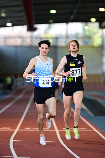 Läufer mit Startnummer 244 und 877