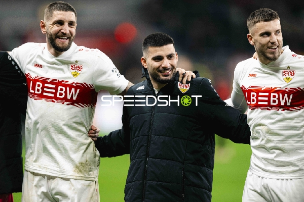 Spieler feiern gemeinsam