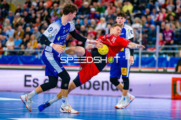 Fabian Wiederstein (18, SG BBM Bietigheim) wirft unter Druck