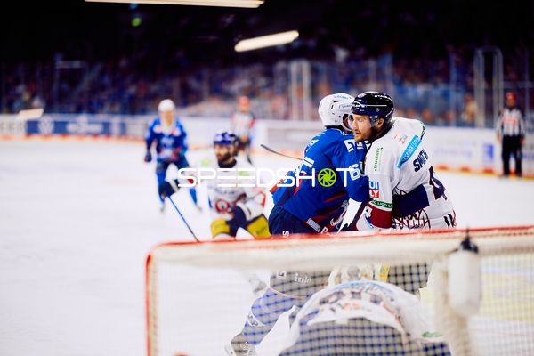 Körperkontakt im Playoff-Halbfinale