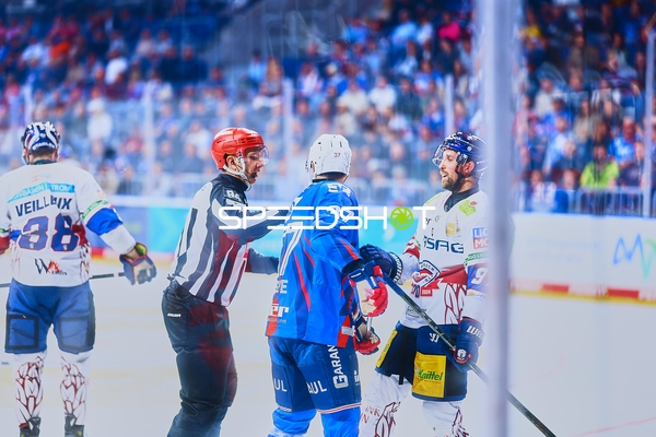 Diskussion beim Spiel Adler Mannheim gegen Eisbären Berlin