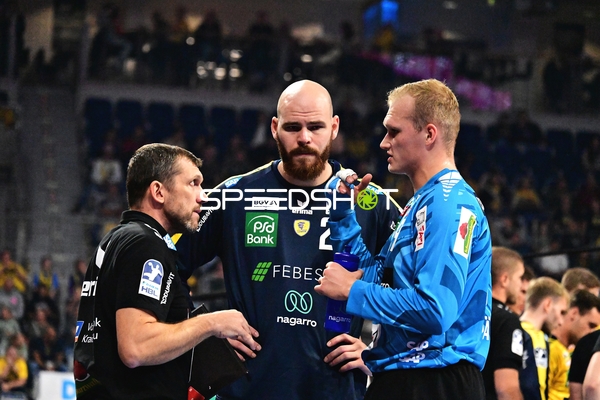 Trainer und Torhüter im Gespräch