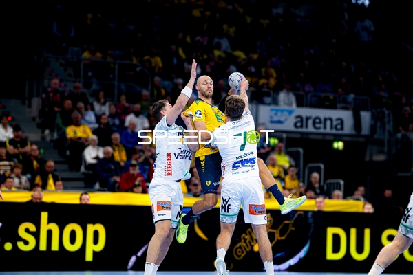 Lukas Sandell (11; Rhein Neckar Löwen) im Zweikampf mit Victor Klöve (7; FAG)