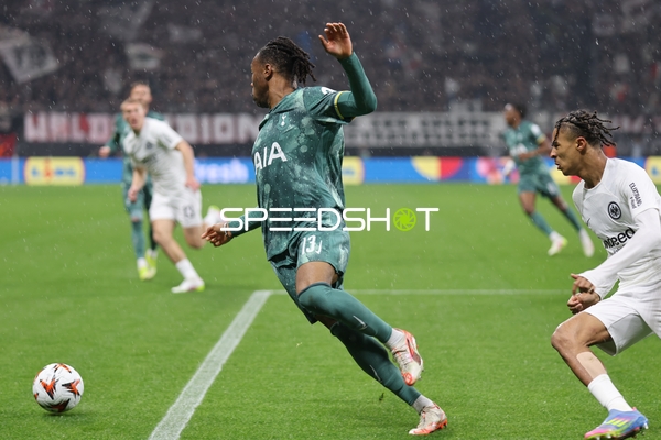 Dribbelt durch die Abwehr