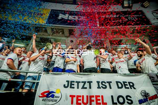Handball I Herren I Saison 2023-2024 I 2. Handballbundesliga I 32. Spieltag I SG BBM Bietigheim - EHV Aue I 19.05.2024 Die Spiler feiern mit den Fans den Aufstieg
Ort: Bietigheim-Bissingen, Germany
Datum: 19.05.2024