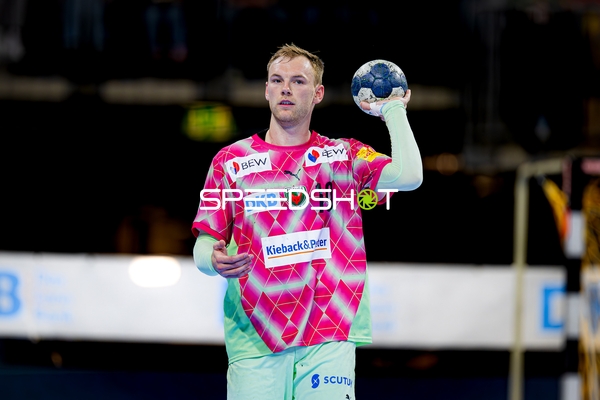 Spieler hält den Ball