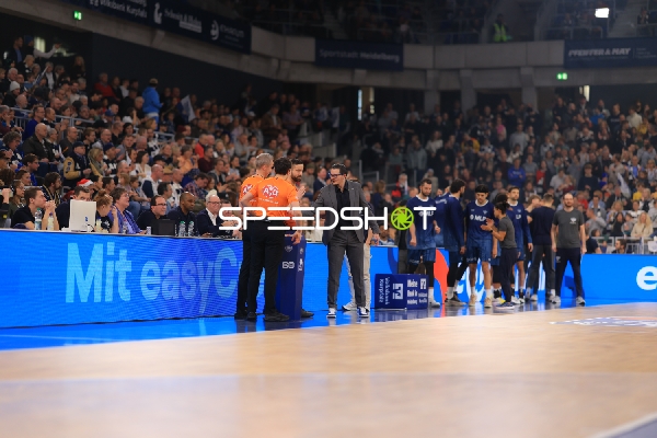 Carlo Finetti (998; MLP Academics Heidelberg) und Paul Zipser (9; MLP Academics Heidelberg) am Spielfeldrand