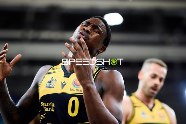 Babacar Sane (0; MHP Riesen Ludwigsburg) zeigt Emotion