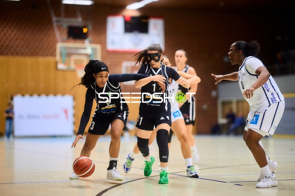 Imena Aruna (3; KuSG Leimen Basketball) mit Ball