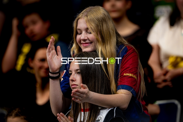 Zuschauer applaudieren in Halle