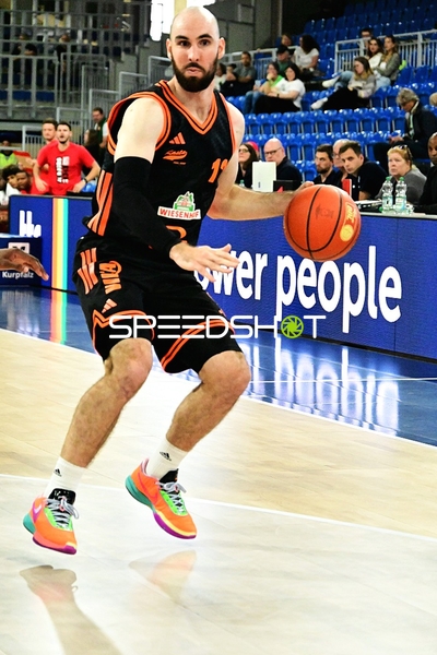 Tommy Kuhse (12; Rasta Vechta) dribbelt auf Court