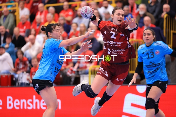 Szene mit Mareike Thomaier (2; HSG Bensheim/Auerbach) und Giulia Guarieiro (13; Thüringer HC)