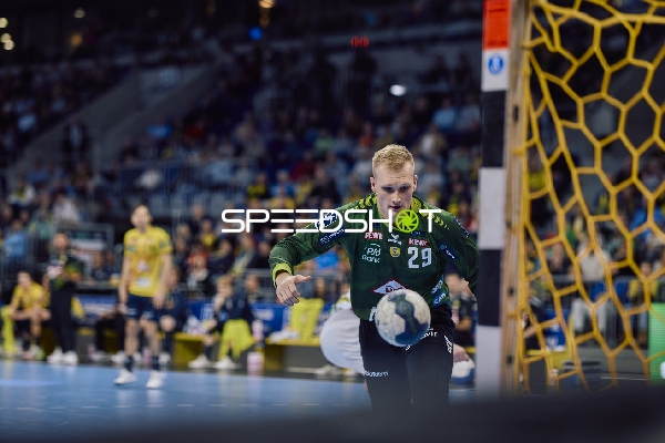Ein Spieler des SC Magdeburg hält den Ball im Spiel.