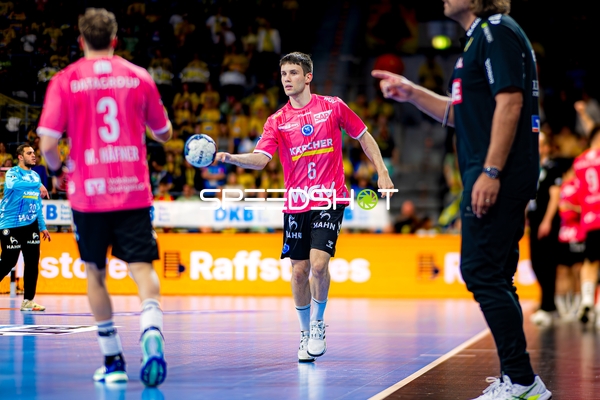 Spieler passt den Ball