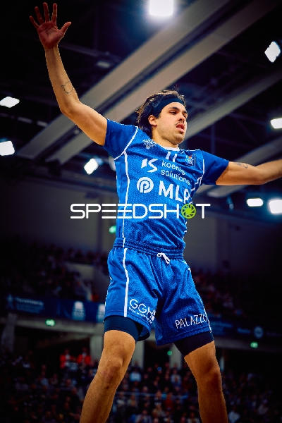 Ein Spieler der MLP Academics Heidelberg beim Sprung, möglicherweise beim Versuch eines Blocks oder Rebounds.