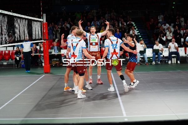 Simon Gallas (24; WWK Volleys Herrsching) jubelt