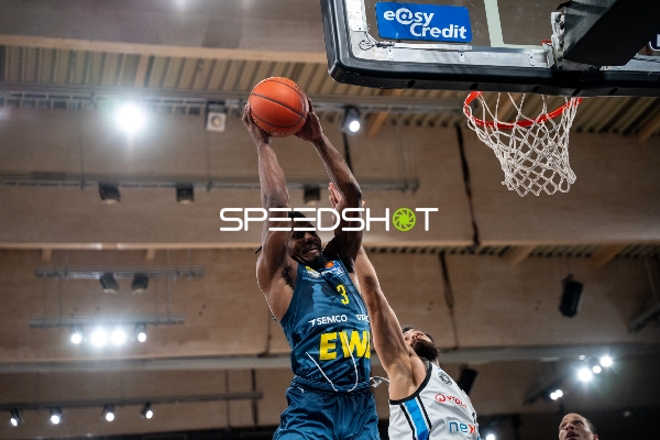 Spielaktion mit Christopher Clemons (3; EWE Baskets Oldenburg)