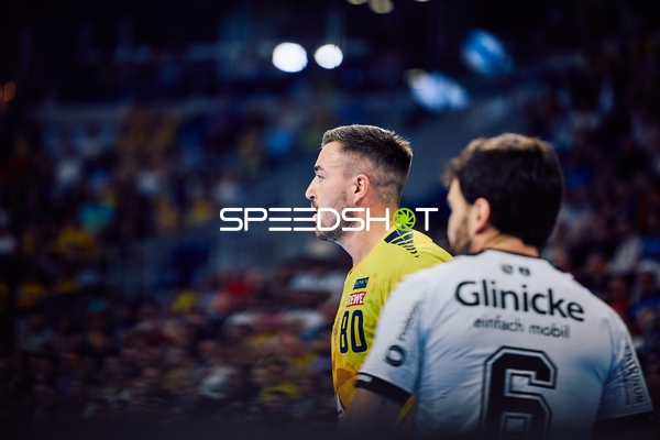 Spieler von Rhein Neckar Löwen und MT Melsungen in Aktion auf dem Spielfeld.
