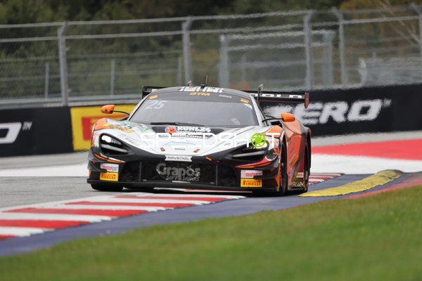 DTM Fahrzeug auf der Rennstrecke