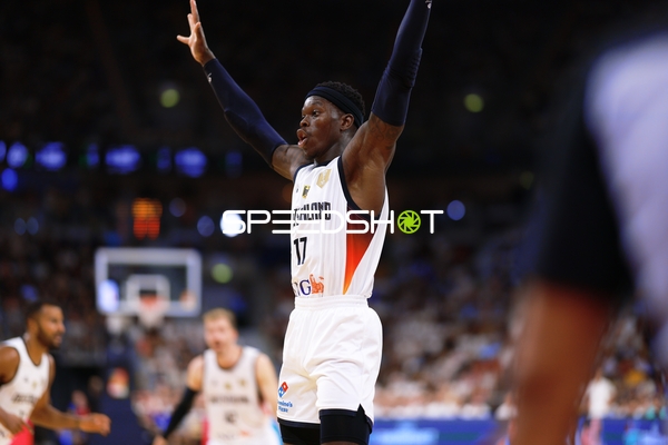 Dennis Schröder (17; Deutschland) verteidigt aktiv