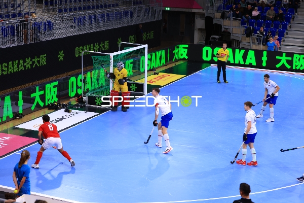 Torwart Vojtech PAZITKA (33; Tschechien) im Tor, Furkan ATAS (8; Türkei) mit Ball