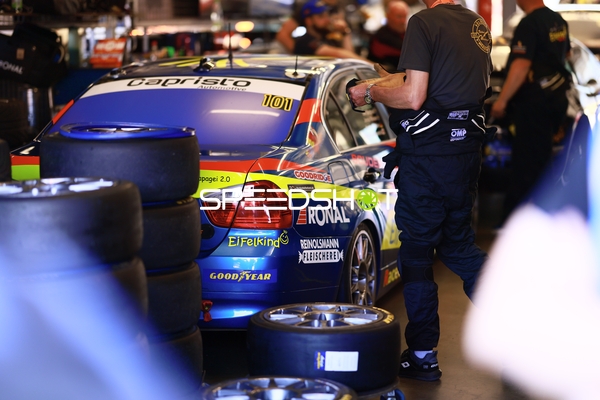 Rennfahrzeug in der Boxengasse