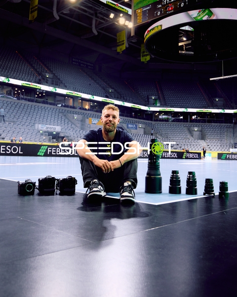 Fotograf Max Krause am Spielfeldrand