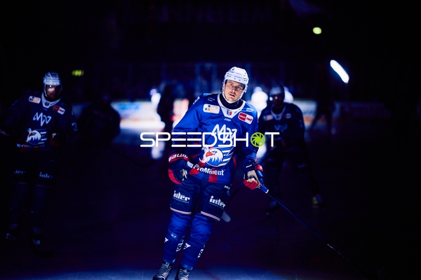 Einlauf der Adler Mannheim in die SAP Arena